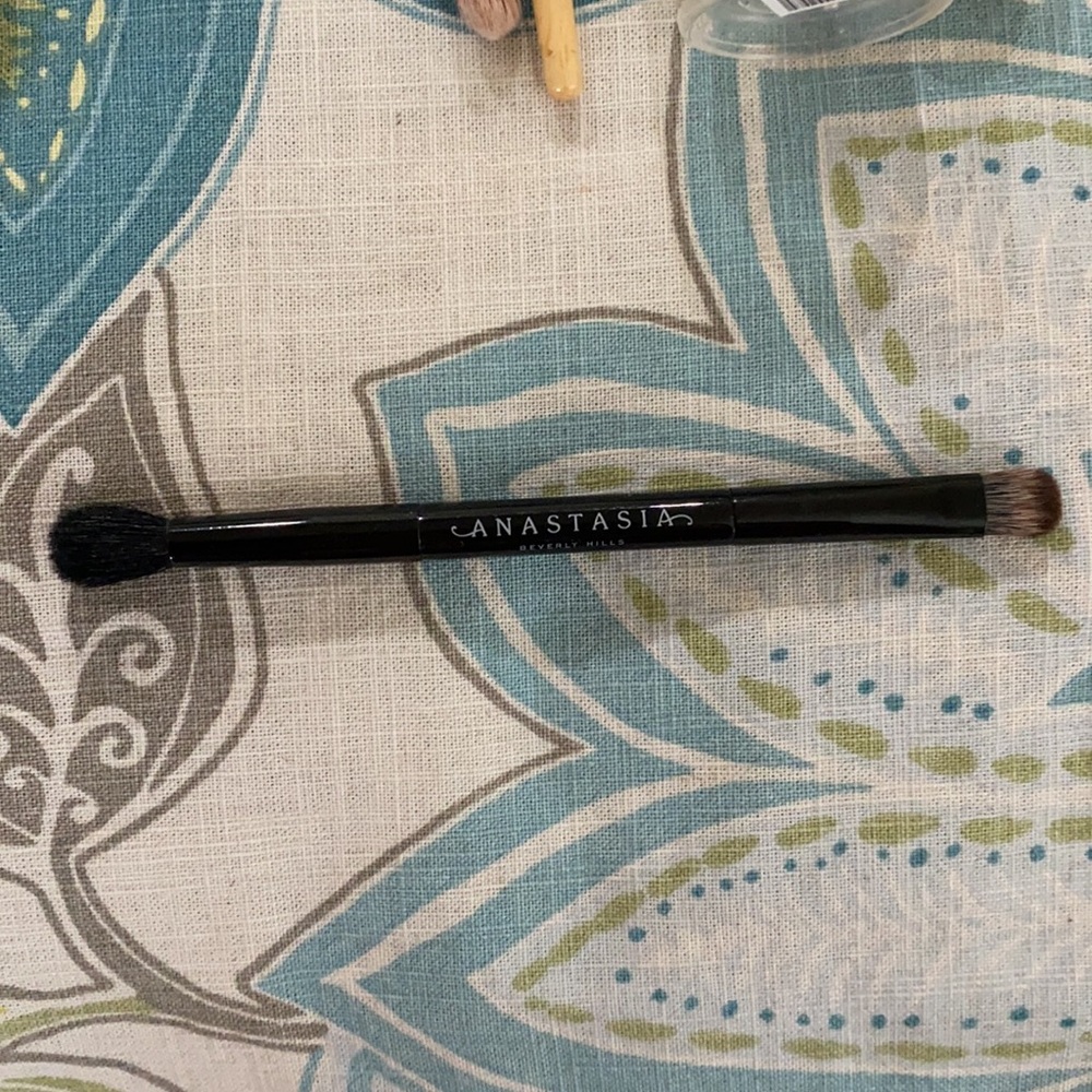 Makeup Brushes Bundle With It Cosmetics Pouch - image 3